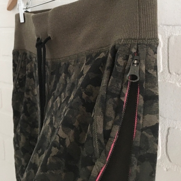 Lululemon Women Track pants Army Green Camo print Y2K Full Zip leg Pockets 6 - Picture 8 of 16